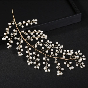 Détail macro du peigne de mariée fait main avec fils dorés et perles élégantes