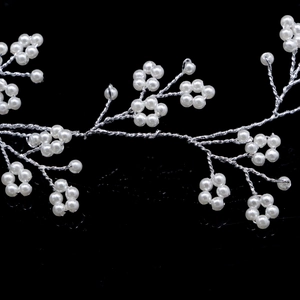 Détail d'un bandeau de mariée fait main en fil d'argent avec des fleurs de perles