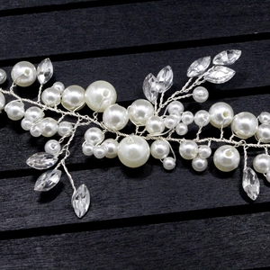 Détail d'une vigne de mariée faite main avec fil d'argent, perles blanches et cristaux