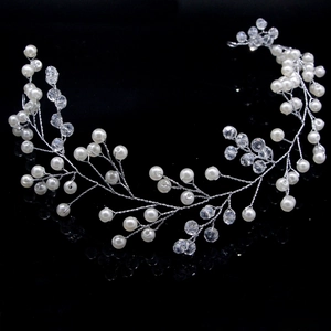 Vigne de cheveux de mariée argentée avec perles blanches et cristaux sur fond noir