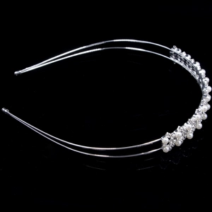 Détail d'un serre-tête double rangée en argent avec perles blanches et strass brillants