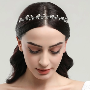 Eleganter Brauthaarschmuck mit Kristallen und Perlen für festliche Hochzeitsfrisuren