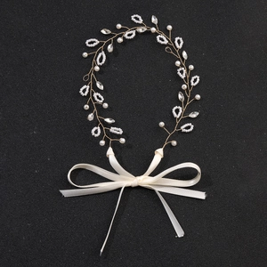 Detail der Braut-Stirnband mit Golddraht, Perlen, Kristallen und cremefarbenen Satinbändern