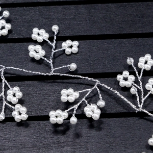 Vue macro détaillée d'un serre-tête de mariée fait main avec perles et fil de métal argenté