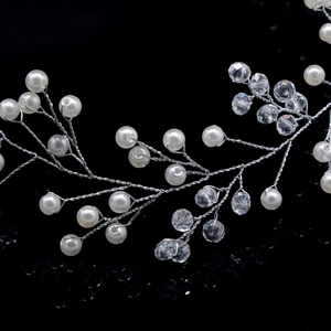 Gros plan détaillé de l'accessoire de coiffure de mariage avec perles et cristaux