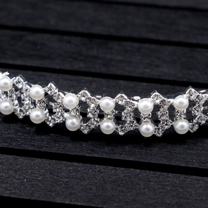 Gros plan sur un élégant serre-tête à double rangée de perles et détails en strass