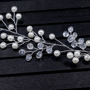 Détail de l'accessoire cheveux mariage avec fil argenté, perles blanches et cristaux