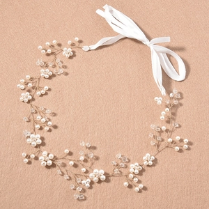 Vigne de cheveux de mariée faite main avec perles blanches, fleurs dorées et ruban de soie