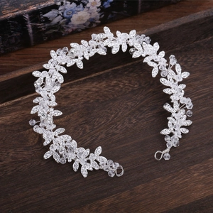 Dettaglio dell'accessorio capelli sposa con foglie d'argento, cristalli e strass