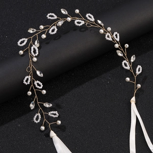 Detail eines handgefertigten Brautstirnbands mit Perlen, Kristallen und Golddraht