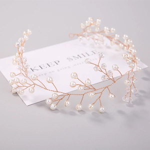 Détail de vigne de cheveux de mariée en or rose avec perles blanches et cristaux clairs