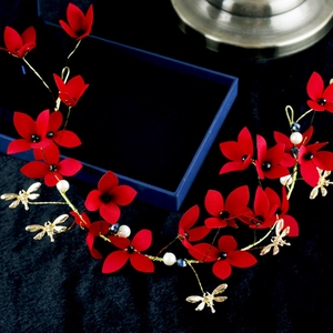 Elegante cerchietto con fiori rossi libellule dorate e perle per la sposa