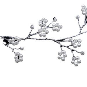Accessoire cheveux mariée élégant avec branches en fil d'argent et grappes de perles blanches