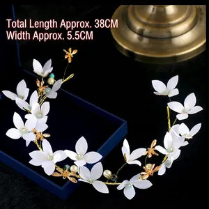 Elegante cerchietto da sposa floreale bianco con api dorate e perle su velluto