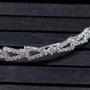Vue macro détaillée du serre-tête de mariée en argent avec strass et cristaux scintillants