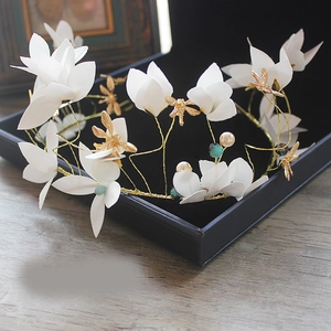 Elegante cerchietto da sposa con fiori bianchi, libellule dorate e perle fini