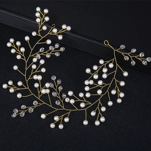 Bijou de tête mariée fait main avec perles et cristaux sur branche de fil doré
