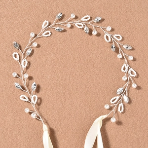 Eleganter silberner Haarschmuck für die Braut mit weißen Perlen und Strasssteinen