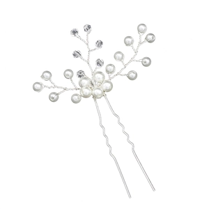 Détail de l'épingle à cheveux en U argentée avec perles et branches de cristaux