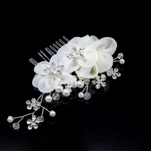 Détail du peigne à cheveux fleur en mousseline blanche avec strass étoile et perles