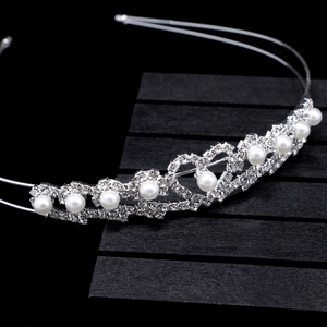 Vue détaillée du serre-tête de mariée avec cristaux brillants et perles blanches élégantes