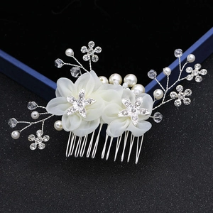 Peigne à cheveux de mariée élégant avec fleurs en organza blanc, strass et fausses perles