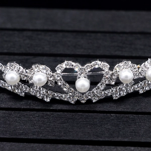 Vue macro de la tiare de mariée argentée avec strass scintillants et perles blanches