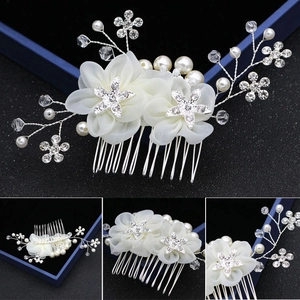 Détails du peigne à cheveux de mariée avec fleurs en mousseline et perles blanches