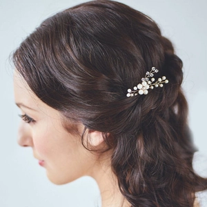 Épingle à cheveux de mariée avec perles et cristaux faits main sur cheveux ondulés