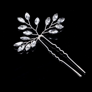 Détail de l'épingle à cheveux de mariée argentée avec strass marquise et motif branche