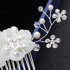 Peigne à cheveux de mariée avec fleurs en mousseline, perles et strass en cristal