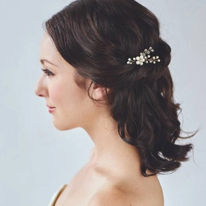 Épingle à cheveux de mariée élégante avec perles blanches et cristaux sur branche dorée