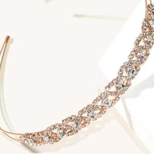 Vue détaillée du serre-tête de mariée en or rose avec treillis de cristaux et strass