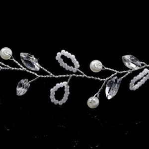 Detaillierte Nahaufnahme von Braut-Haarschmuck mit Silberdraht, weißen Perlen und Kristallen