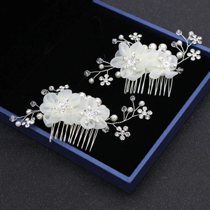 Détails des peignes de mariée avec fleurs en mousseline blanche, perles et strass en boîte