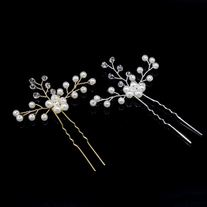 Détail d'épingles à cheveux de mariée avec perles et cristaux sur fourche en U