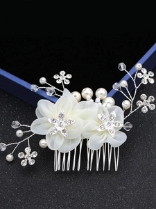 Détails du peigne de mariée avec fleurs en mousseline blanche, strass, perles et cristaux
