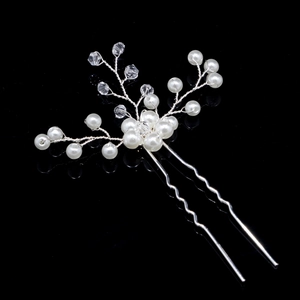 Détail de l'épingle à cheveux mariée avec perles faites main et design floral argenté