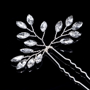 Épingle à cheveux de mariée en argent avec cristaux marquise et perles sur fond noir