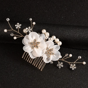 Peigne à cheveux mariage fleurs en mousseline blanche, perles et strass sur fil doré