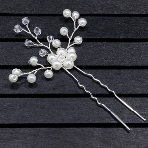Détail d'épingle à cheveux de mariée avec perles et cristaux faits à la main