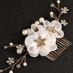 Détails de fleurs en mousseline avec strass et perles sur un peigne à cheveux doré