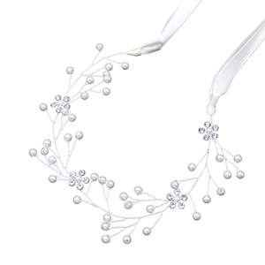 Dettaglio fascia da sposa con filo d'argento, perle bianche e strass brillanti sulla testa