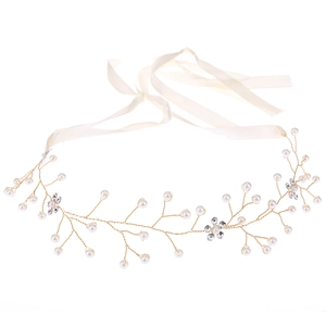 Dettaglio di tralcio per capelli da sposa con perle, strass e nastri di raso crema