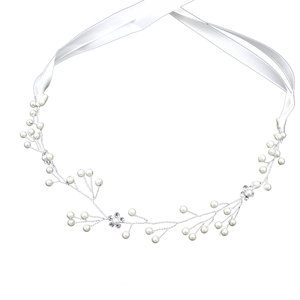 Détail du bandeau de mariée avec perles, cristaux et rubans en satin blanc