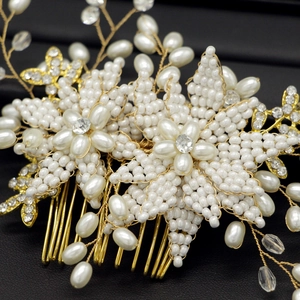 Eleganter Braut-Haarkamm mit handgefertigten Perlenblumen und Kristallreben auf Goldbasis