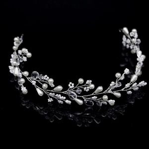 Accessoire cheveux mariée avec perles blanches et cristaux sur fil argenté fond noir chic