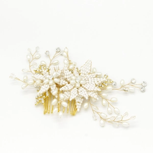 Detail von Brauthaarkamm mit Perlen und Strass auf goldenem Drahtuntergrund