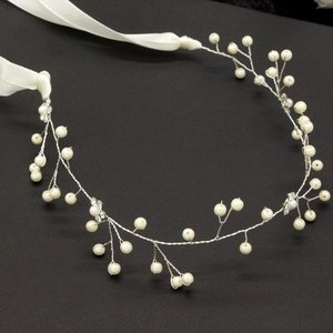 Dettaglio di tralcio per capelli da sposa fatto a mano in argento con perle e strass lucidi