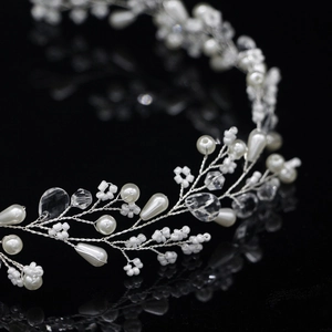 Serre-tête de mariée élégant avec perles blanches et cristaux sur fil métallique argenté